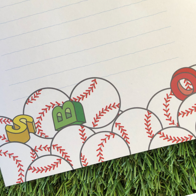 野球ボールと青い空・白い雲が入った便箋です。ちょっとしたお便りやメッセージを書くのにおすすめサイズです。