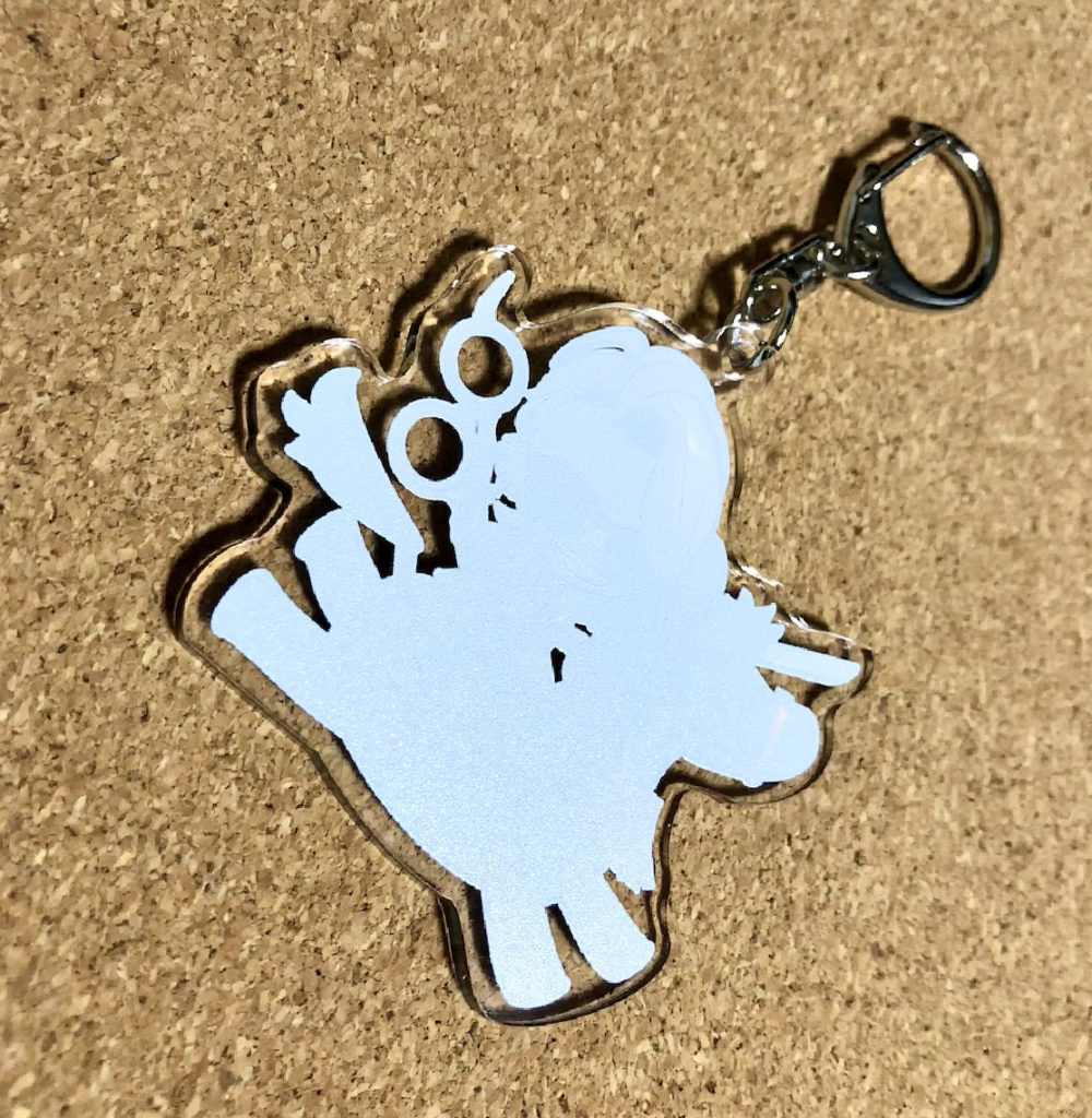 アトリエしろのオリジナルグッズ・人斬りちゃん丙午のアクキー裏面(白)です。 サイズは約６センチ。丙午に乗った人斬りちゃんが2026年を駆け上がります!!