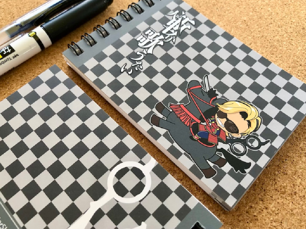 アトリエしろのオリジナルグッズ・人斬りちゃん丙午メモ帳 手のひらサイズの可愛いメモ帳です。 本文は50枚あります(片面印刷) 表紙・本文ともにオリジナル対応可能です。