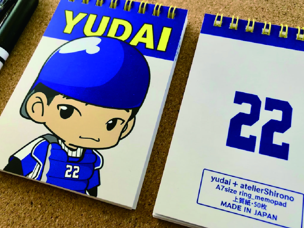 全力野球の優乃ちゃんがメモ帳になりました。 手のひらサイズのコンパクトな大きさで鞄やデスクの上に置いても邪魔にならないですよ。ちょっとしたメモにすぐ対応できちゃう。リングだからピリリと破いてもOK