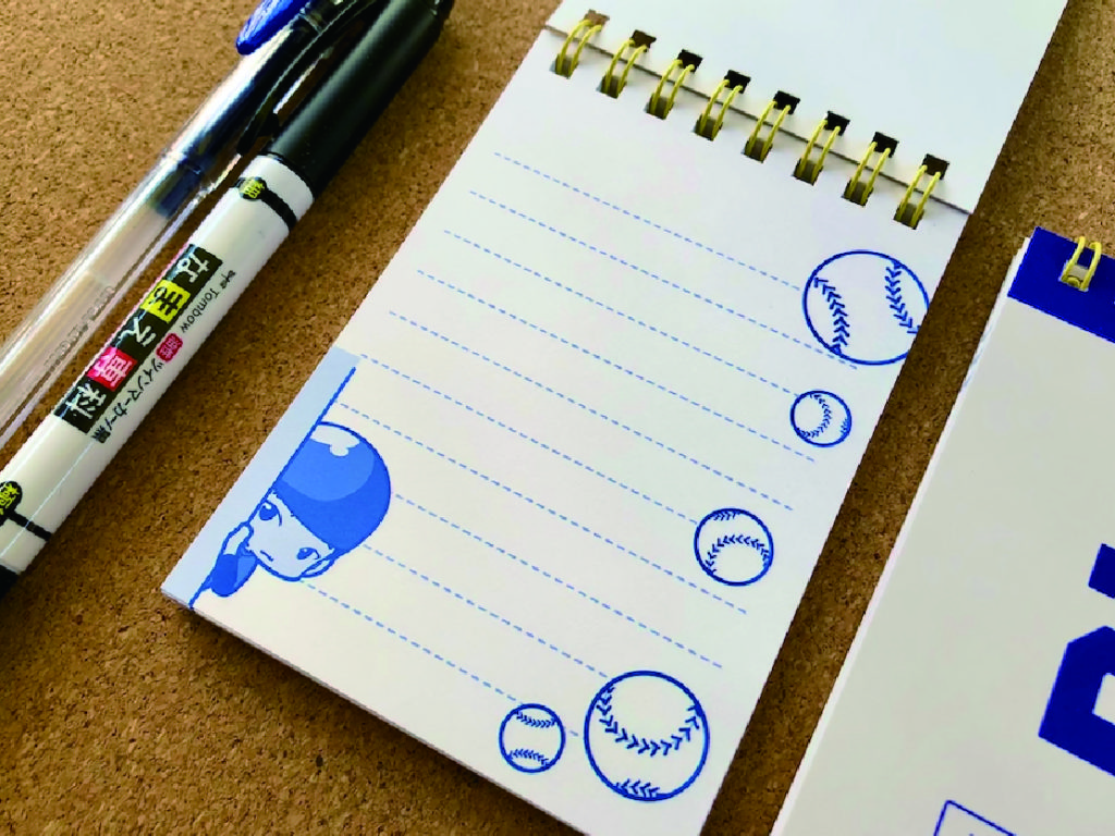 全力野球の優乃ちゃんがメモ帳になりました。 手のひらサイズのコンパクトな大きさで鞄やデスクの上に置いても邪魔にならないですよ。ちょっとしたメモにすぐ対応できちゃう。リングだからピリリと破いてもOK